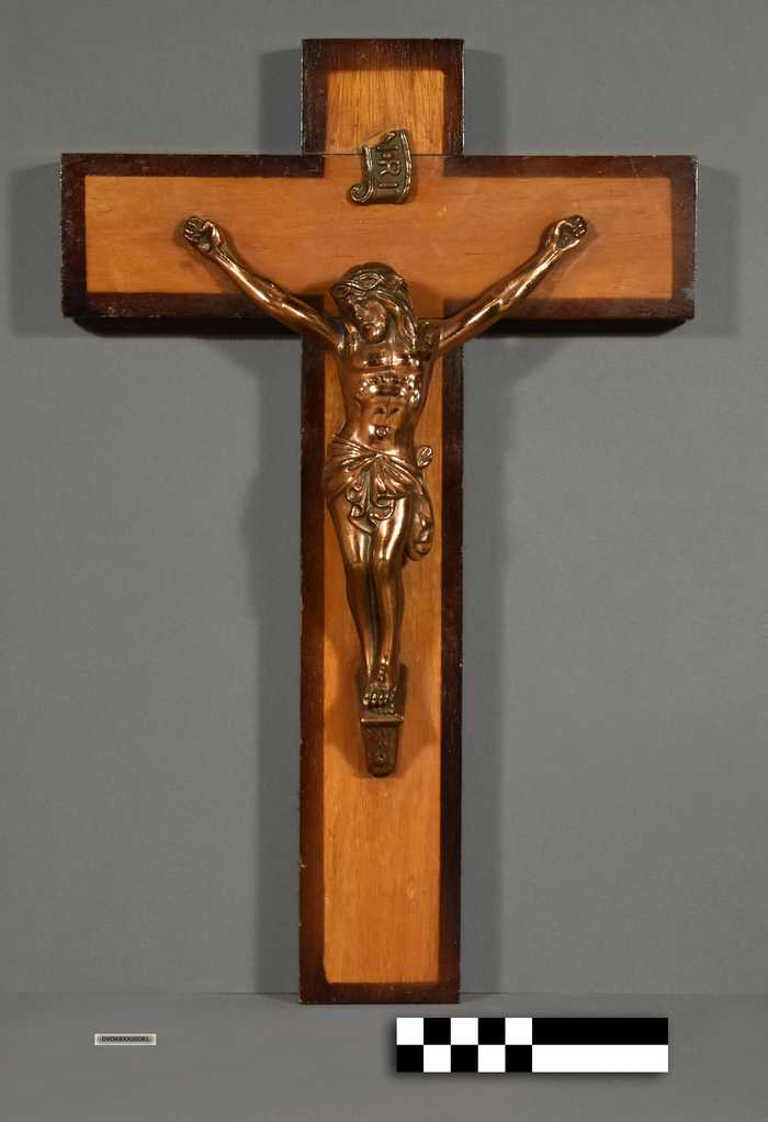 Houten kruisbeeld (twee kleuren vernis)