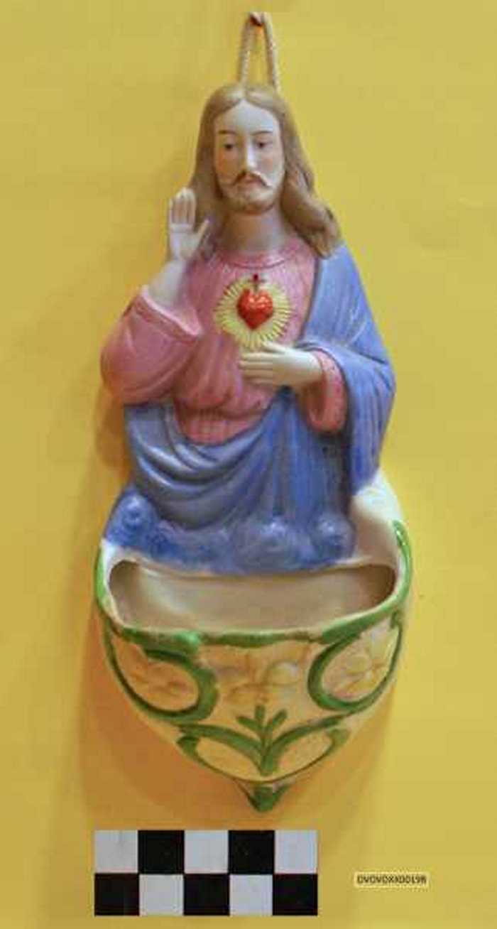 Wijwatervat met beeltenis van Chistus