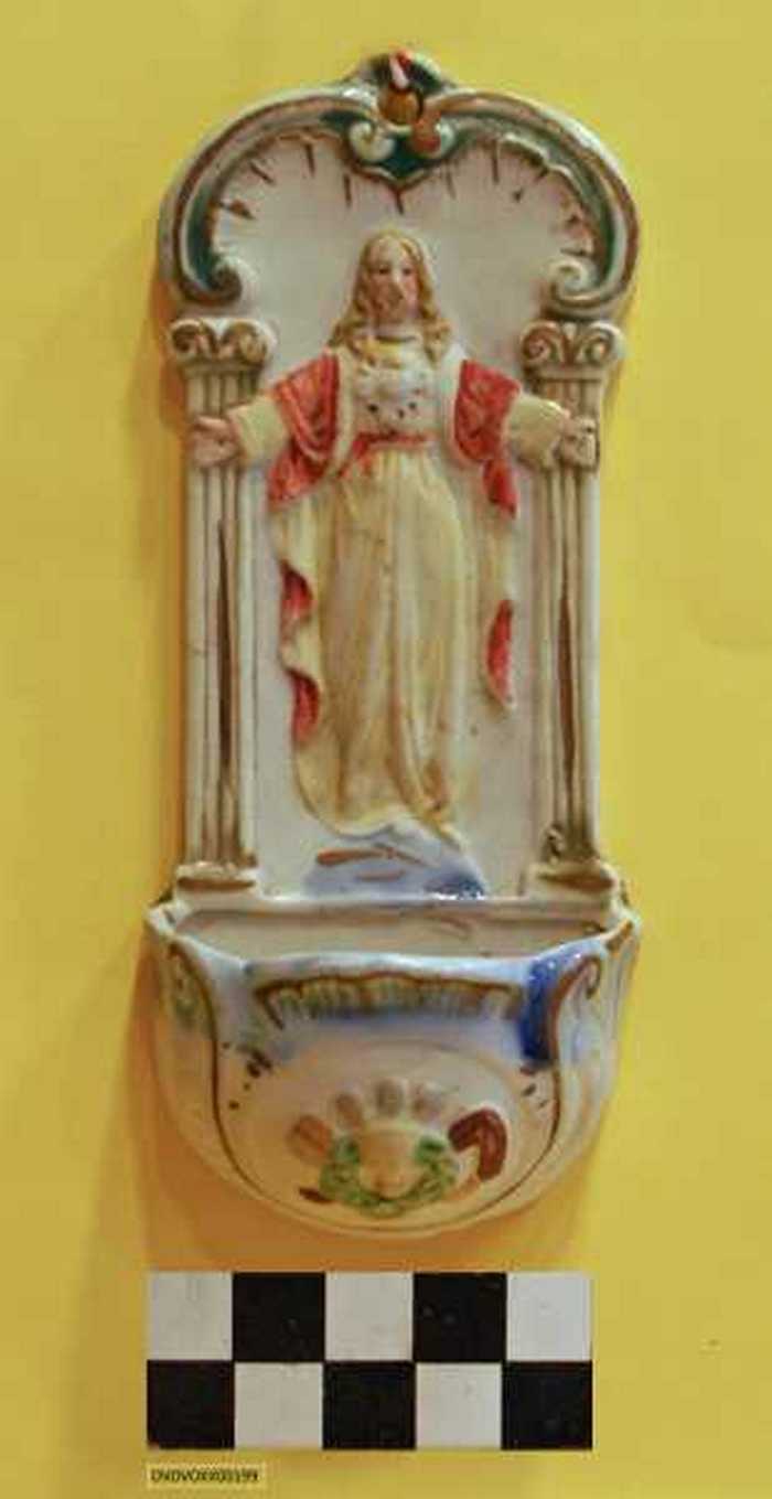 Wijwatervat met beeltenis van Christus.