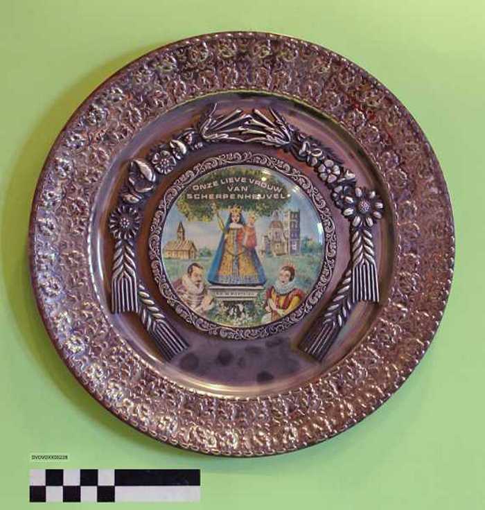 Schotel met prent O. L. Vrouw van Scherpenheuvel