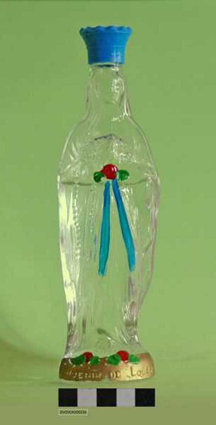 Glazen wijwaterfles `Souvenir de Lourdes.