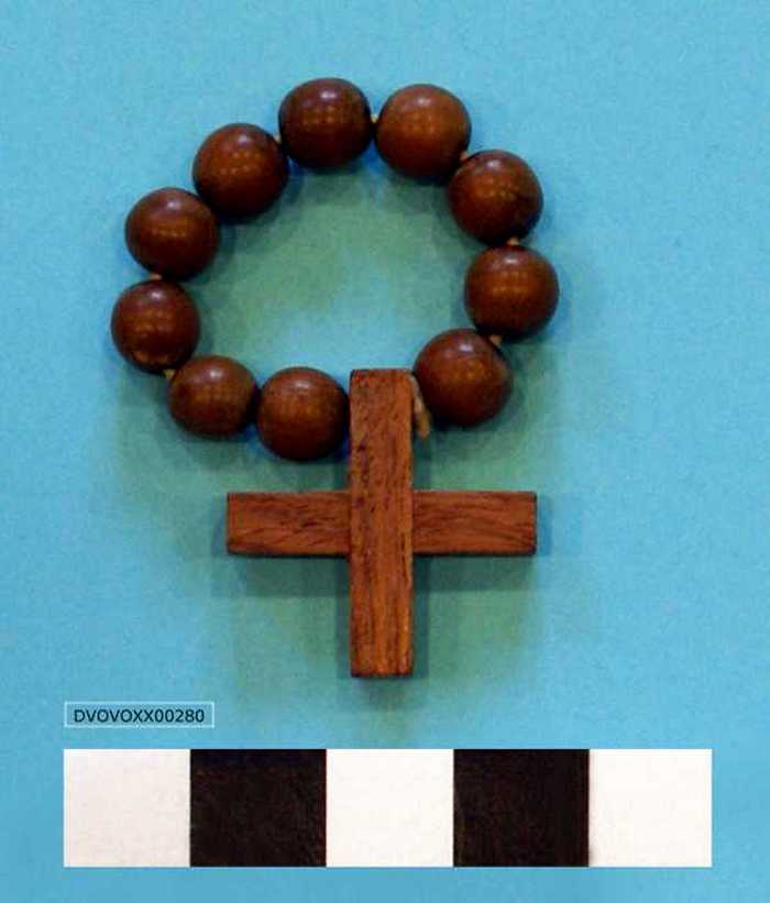 Bidsnoer met Houten kruisje.