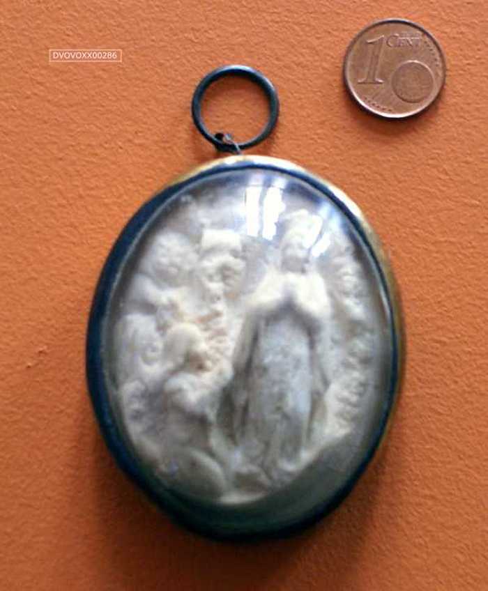 Mariabeeldje onder stulp