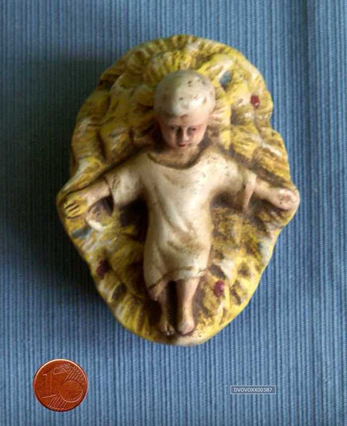 Beeldje: Kindje Jezus in de kribbe