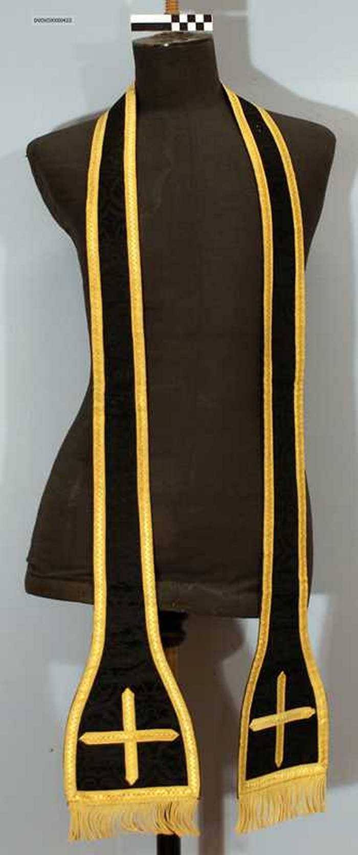 Manipel in zwarte stof