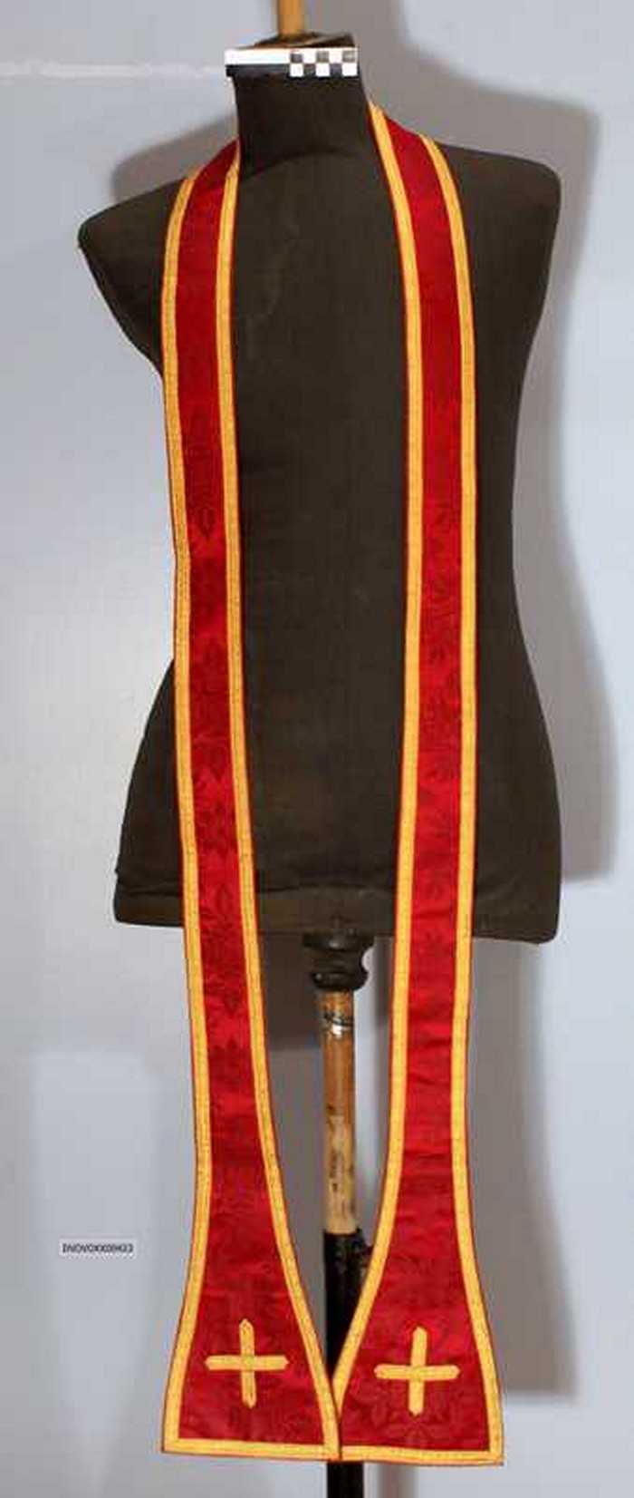 Manipel in rode stof