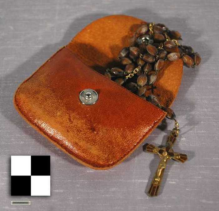 Paternoster in bruin lederen zakje met gouden bies