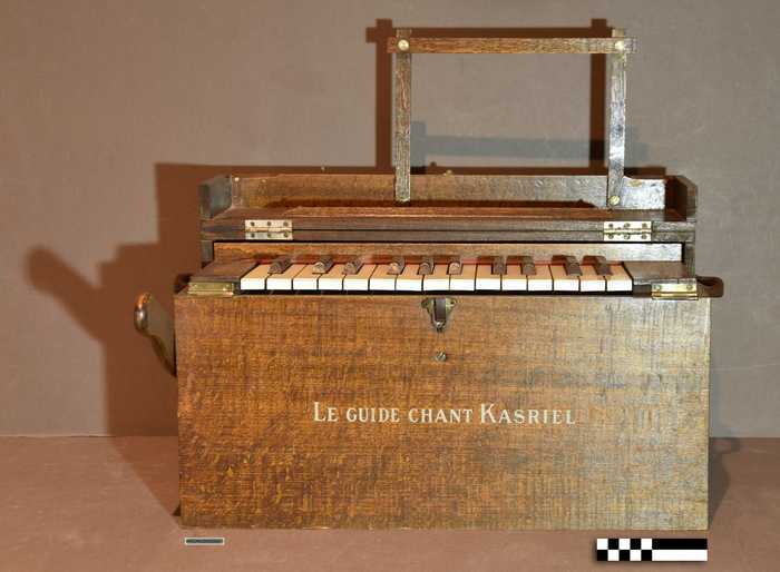 Handaangedreven, draagbaar kistharmonium