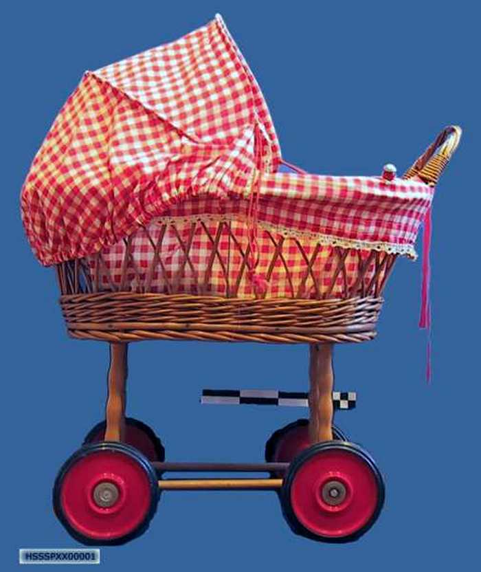 Kinderwagen in riet op vier wielen