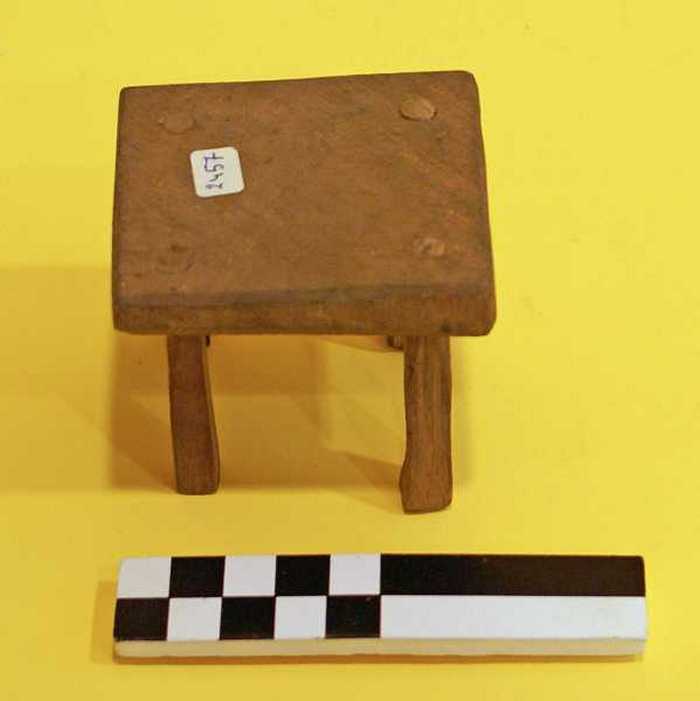 Tafeltje uit een poppenhuis