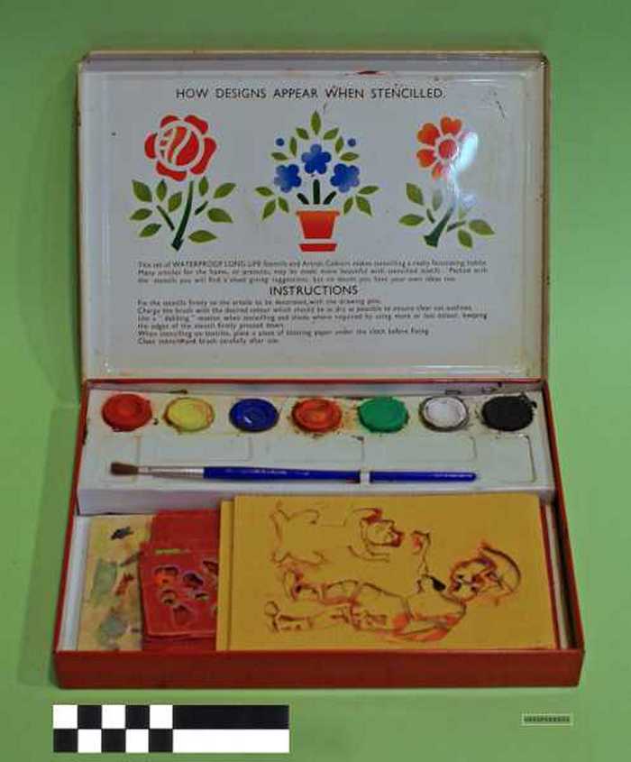 Schildersdoos 'Stencil Outfit'.