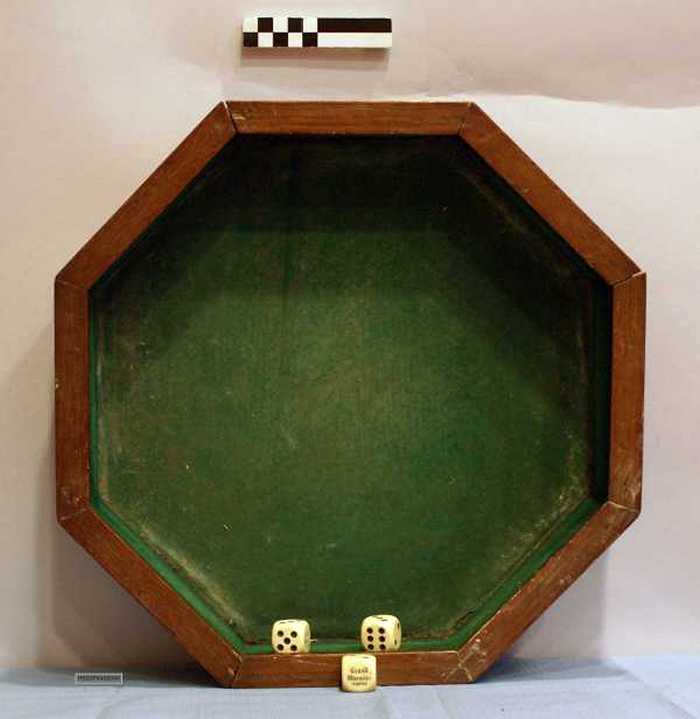 Dobbelsteenbak met 3 dobbelstenen