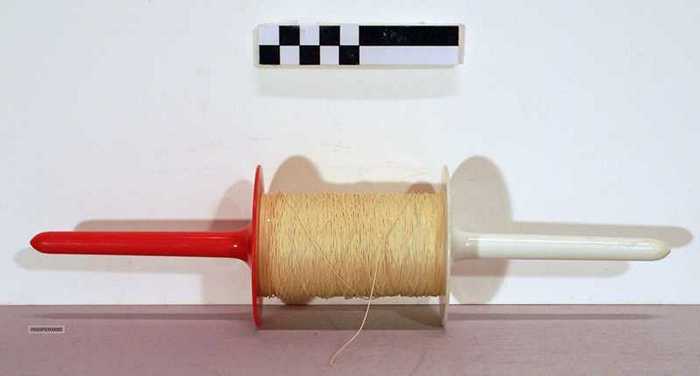 Kunststof bobijn in twee kleuren