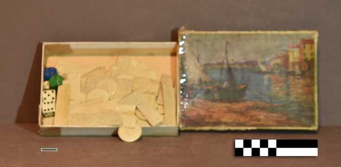 Doosje met benodigheden voor gezelschapsspelen