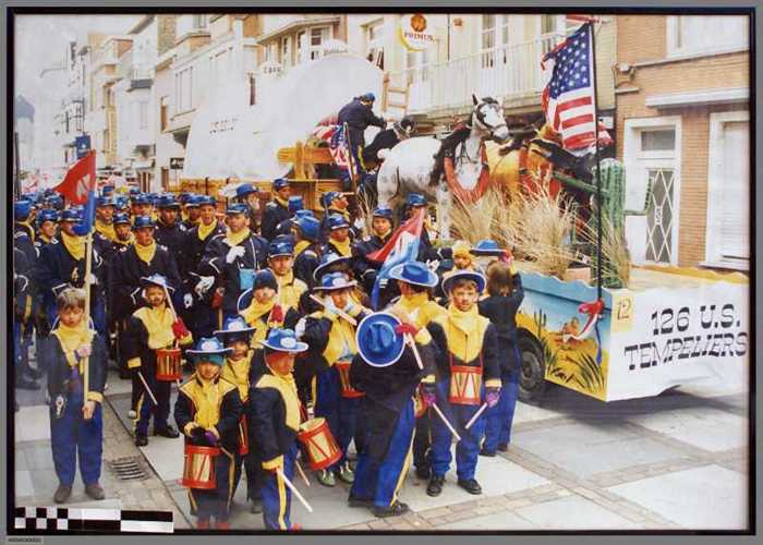 Kleurenfoto van Carnaval te Heist
