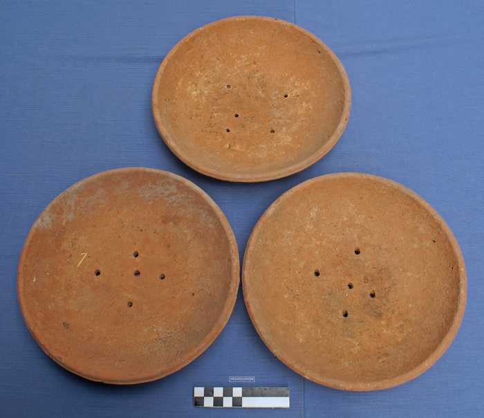 Drie legnesten voor duiven in aardewerk