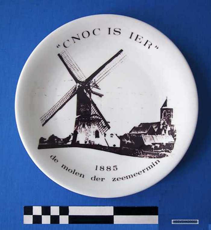 Sierbord in keramiek met afbeelding `de molen der zeemeermin - 1885 - `Cnoc is ier