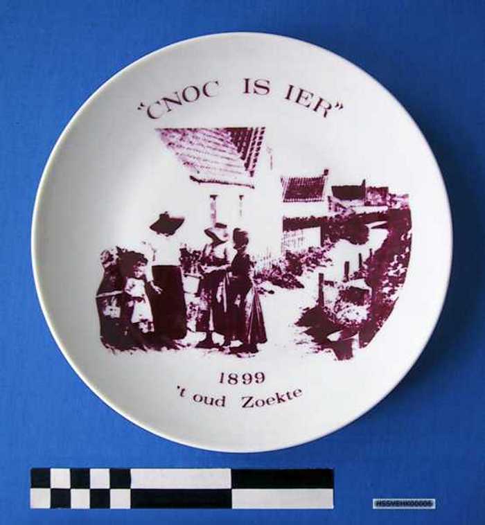 Sierbord in keramiek met afbeelding `t oud Zoekte - 1899 - `Cnoc is ier
