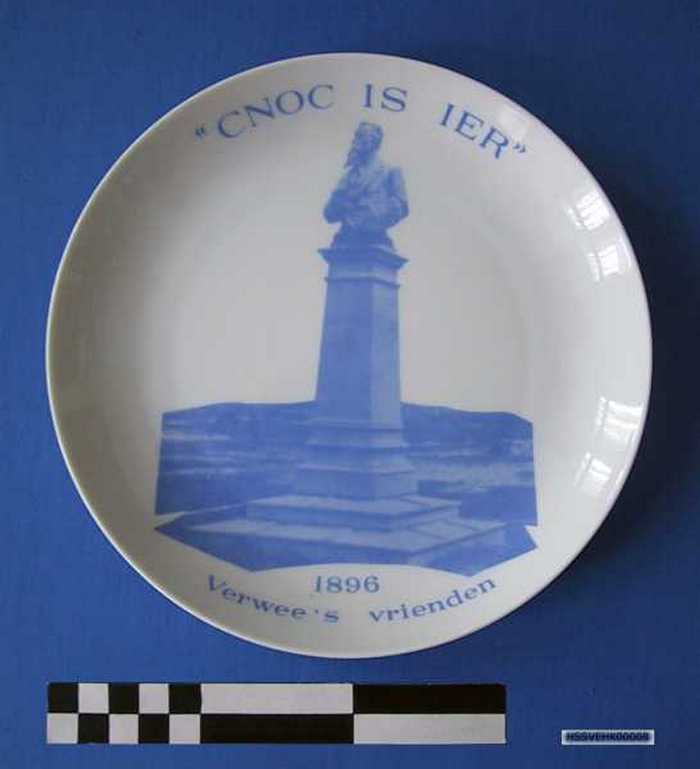 Sierbord in keramiek met afbeelding `Verwees vrienden - 1896 - `Cnoc is ier