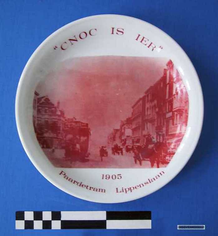 Sierbord in keramiek met afbeelding `Paardetram Lippenslaan - 1905 - `Cnoc is ier