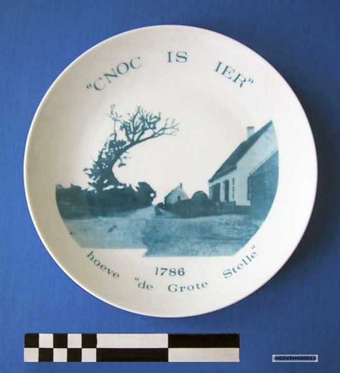 Sierbord in keramiek met afbeelding `Hoeve de Grote Stelle - 1786 - `Cnoc is ier