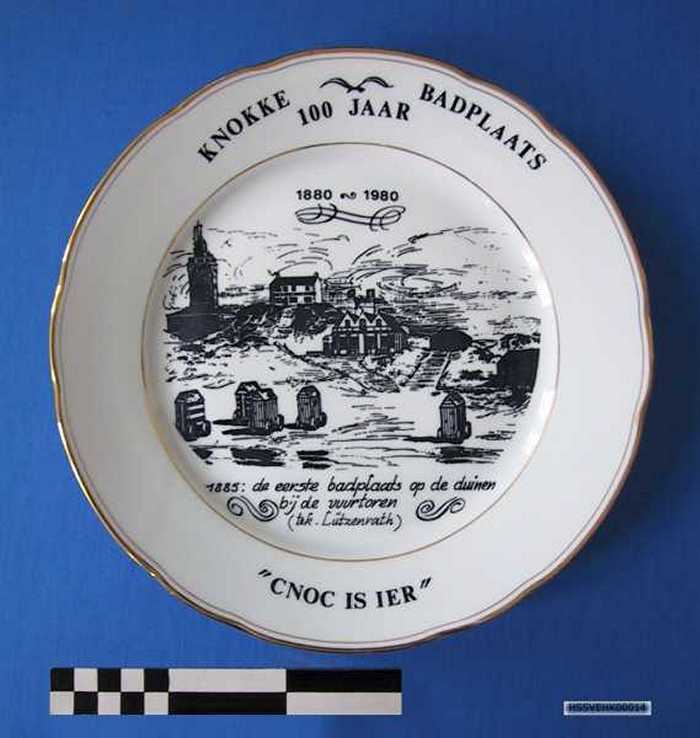 Sierbord in keramiek met gouden rand `Knokke 100 jaar Badplaats - 1880 - 1890 - Cnoc is ier
