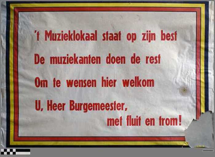 Affiche - t Muzieklokaal staat op zijn best. De muziekanten doen de rest om te wensen hier welkom U, Heer Burgemeester, met fluit en trom.