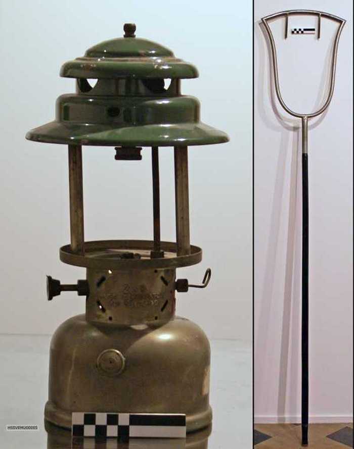 Lantaarn Coleman 236 met ophangframe en stok.