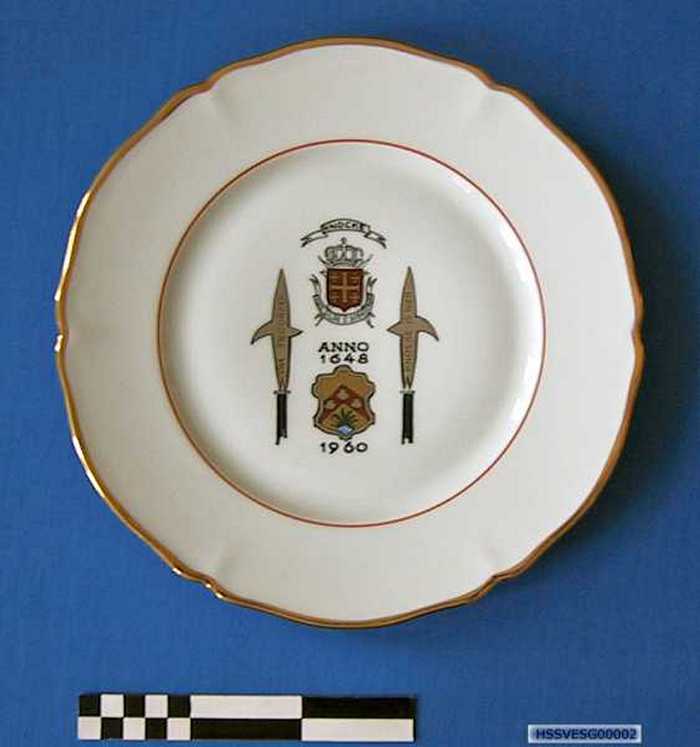 Sierbord in keramiek met gouden rand van de Kon. Gilde St. Sebastiaan - Viva t Noorden Knocke is hier - 1648 - 1960