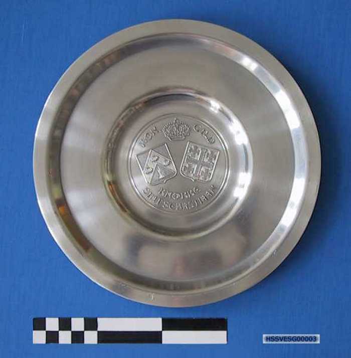 Sierbord in tin van de Kon. Gilde St. Sebastiaan Knokke