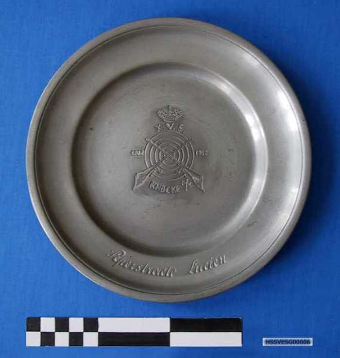 Sierbord in tin van de Koninklijke Vlaamse Scherpschutters Knokke uitgereikt aan Peperstraete Lucien - 1902 - 1962