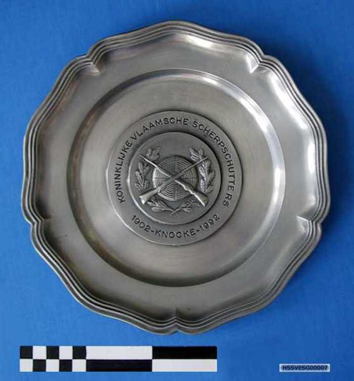 Sierbord in tin van de Koninklijke Vlaamse Scherpschutters Knokke - 1902-1992