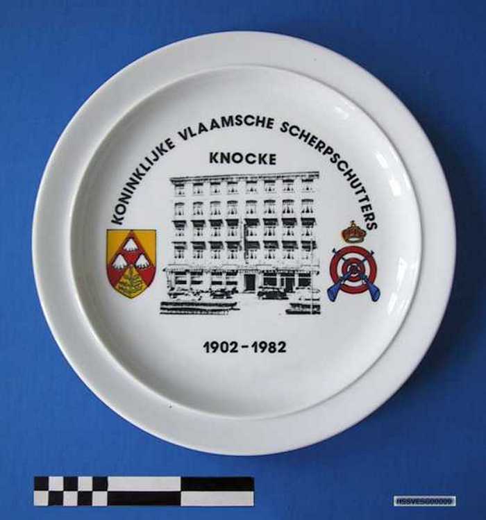 Sierbord in keramiek van de Koninklijke Vlaamse Scherpschutters Knocke - 1902-1982