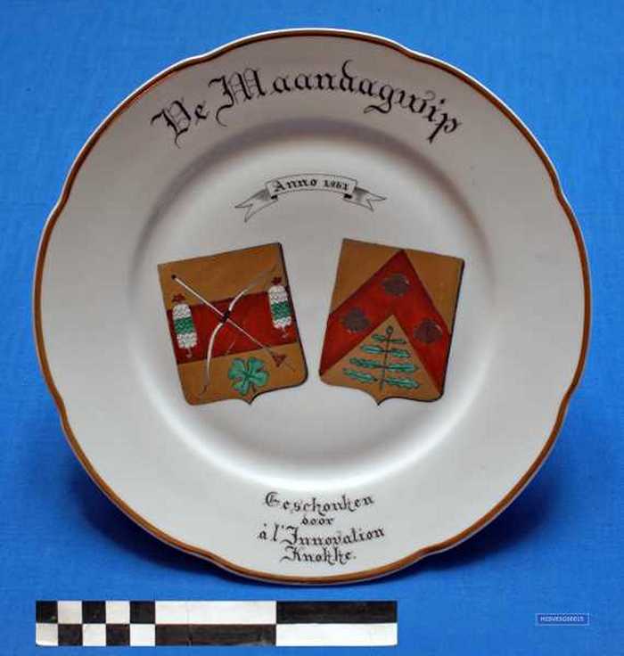 Sierbord in keramiek met gouden rand van de Maandagwip - 1961 - geschonken door à lInnovation Knokke