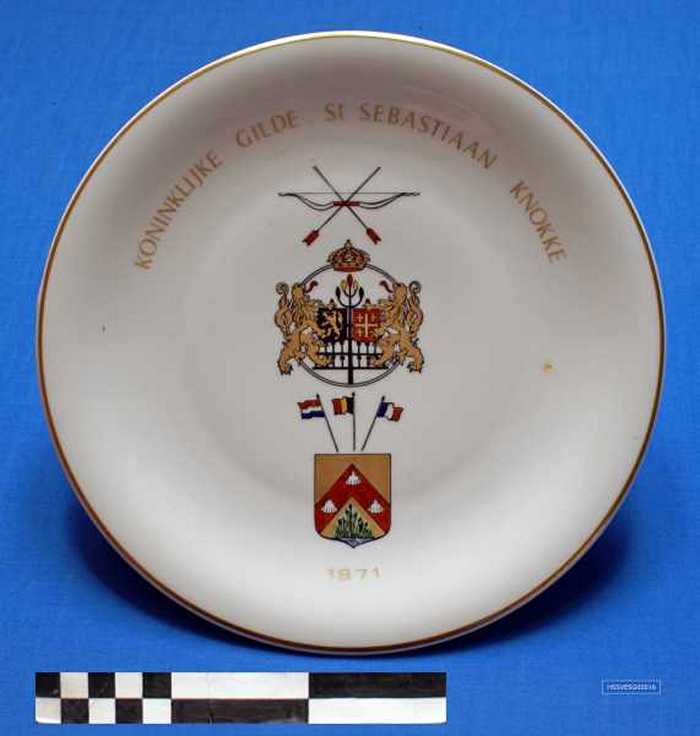 Sierbord in keramiek met gouden rand Koninklijke Gilde St. Sebastiaan Knokke - 1971