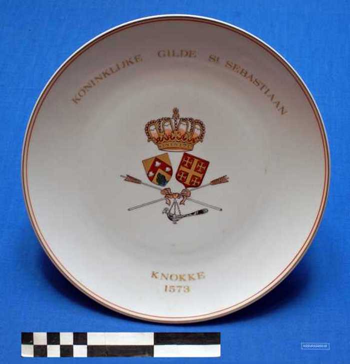 Sierbord in keramiek met gouden en rode rand Koninklijke Gilde St. Sebastiaan Knokke -1573