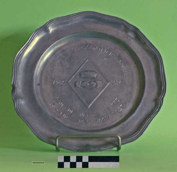 Sierbord in tin `K. H. Mij. De Noordschutters.