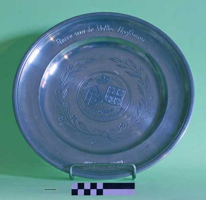 Sierbord in tin `Kon. Gilde St. Sebastiaan Knokke.