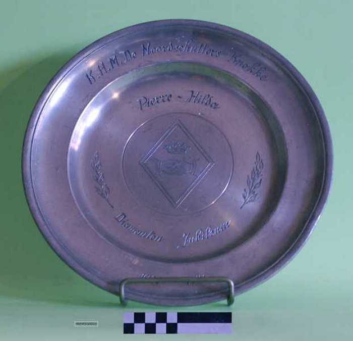 Sierbord in tin `K.H.M. De Noordschutters, Pierre & Hilda, Diamanten Jubileum.