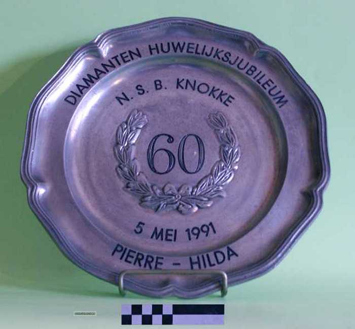 Sierbord in tin `N.S.B. Knokke, Diamanten Huwelijksjubileum.