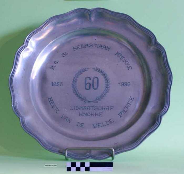 Sierbord in tin `K.G. St. Sebastiaan Knokke 60 Lidmaatschap.