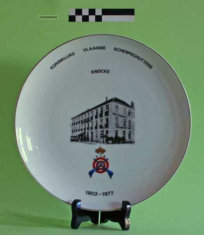 Sierbord in keramiek van de Koninklijke Vlaamse Scherpschutters Knocke - 1902-1977
