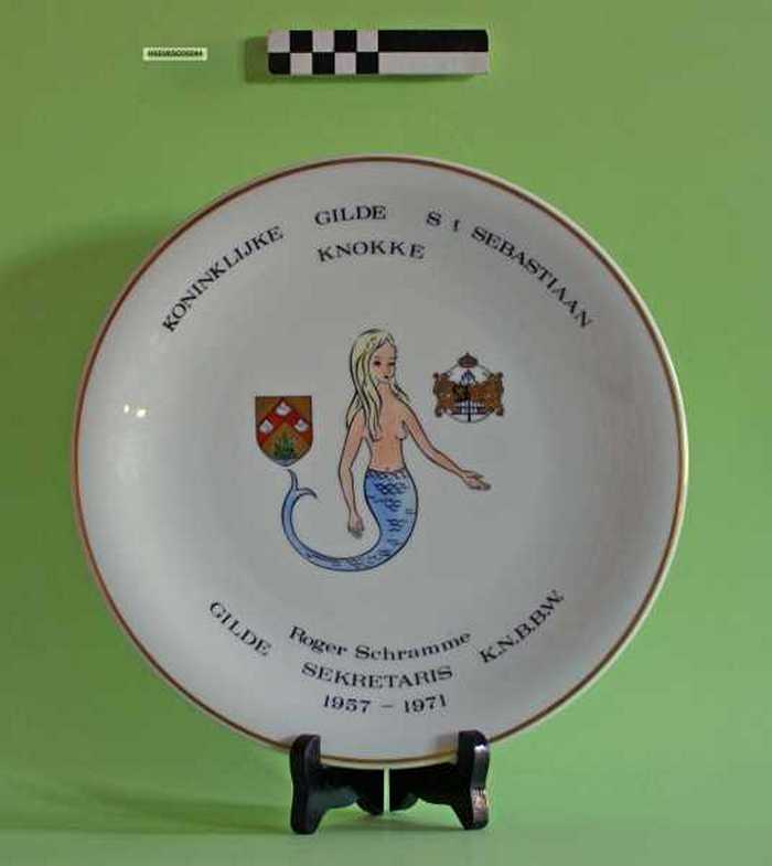 Sierbord in keramiek met gouden rand Koninklijke Gilde St. Sebastiaan Knokke - Roger Schramme - 1957-1971