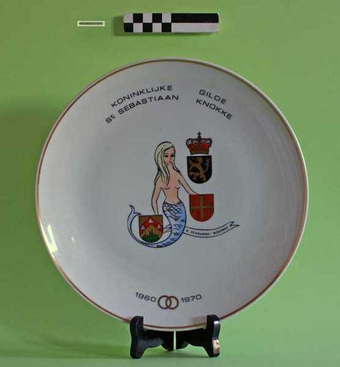 Sierbord in keramiek met gouden rand Koninklijke Gilde St. Sebastiaan Knokke - R. Schramme - Moerman 1960-1970