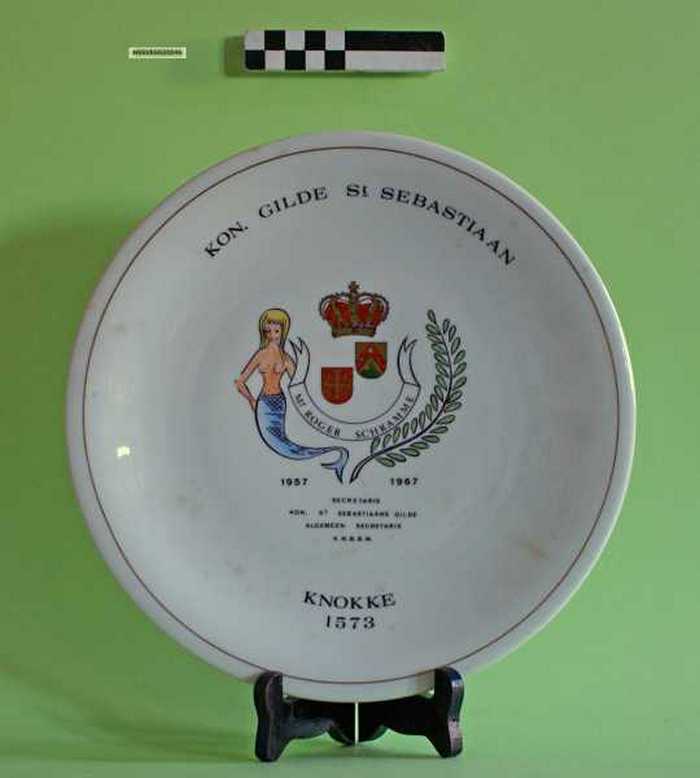 Sierbord in keramiek met gouden rand Kon. Gilde St. Sebastiaan - Roger Schramme (1957-1967) Knokke 1573