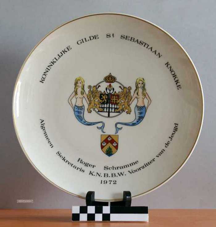 Sierbord in keramiek met gouden rand. Koninklijke Gilde St. Sebastiaan Knokke - Roger Schramme 1972