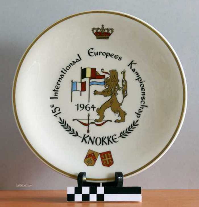 Sierbord in keramiek met gouden rand. Kampioenschap Schuttersgilde 1964 Knokke