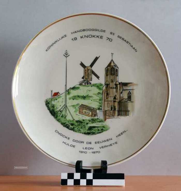 Sierbord in keramiek met gouden rand. Koninklijke Handbooggilde St. Sebastiaan - 1970 Knokke