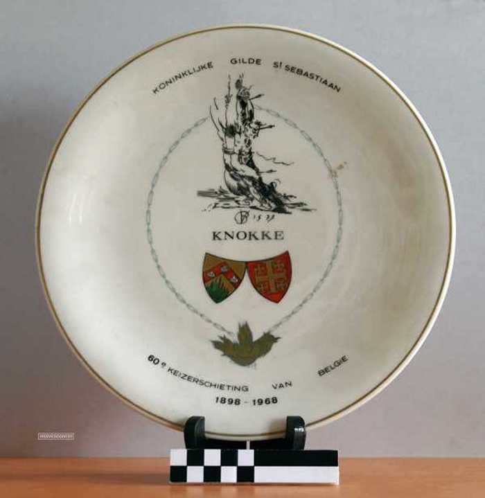 Sierbord in keramiek met gouden rand. Koninklijke Handbooggilde St. Sebastiaan Knokke - Keizerschieting