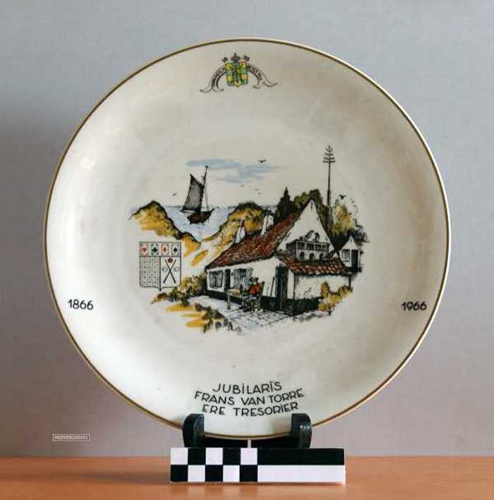 Sierbord in keramiek met gouden rand. Jubilaris Frans Vantorre